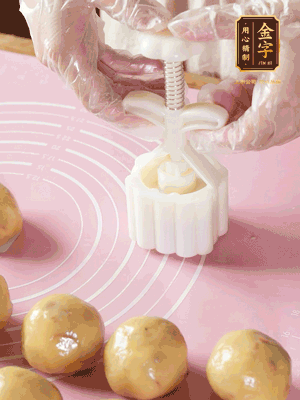 收緊虎口搓圓，裹上一層面粉，放入模具壓一壓