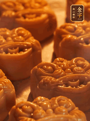 表面噴上水，烤箱預(yù)熱至190℃，170℃烤10分鐘