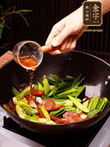 下蒜苗炒軟，沿鍋邊烹入一勺料酒，加醬油、蠔油、白糖調味炒勻
