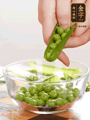 處理食材，藕切片，豌豆剝殼，菱角剝殼， 依次焯水