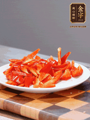 藕帶洗凈，斜切成小段備用、姜切絲、蒜切片、辣椒斜切，再切少許蒜