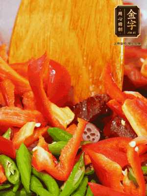 油熱后放入蒜末，下醬油肉煸香