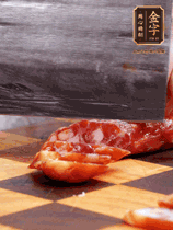 處理食材：香腸切片，土豆切塊、胡蘿卜切丁、豆角切段