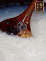 大米淘洗干凈，水開放入大米，煮3分鐘，煮到用手可以掐斷大米，撈出瀝干備用