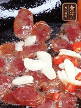 香腸煸香，加大蒜、小米辣增加香味