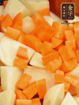 加土豆、胡蘿卜翻炒，隨后加入豆角、1勺鹽、1勺生抽、1勺蠔油、半勺老抽煸炒均勻