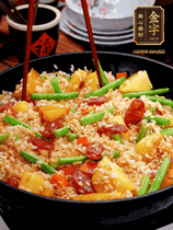 加水，沒過大部分食材。把瀝干水分的米飯均勻地鋪在上面，筷子戳幾個(gè)洞