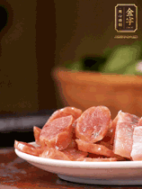 金字咸肉、金字香腸煮熟。咸肉切條、香腸切片備用。