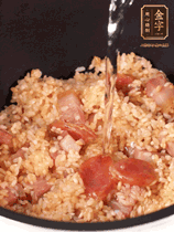 一起放入電飯鍋，加入剛好沒(méi)過(guò)食材的水。