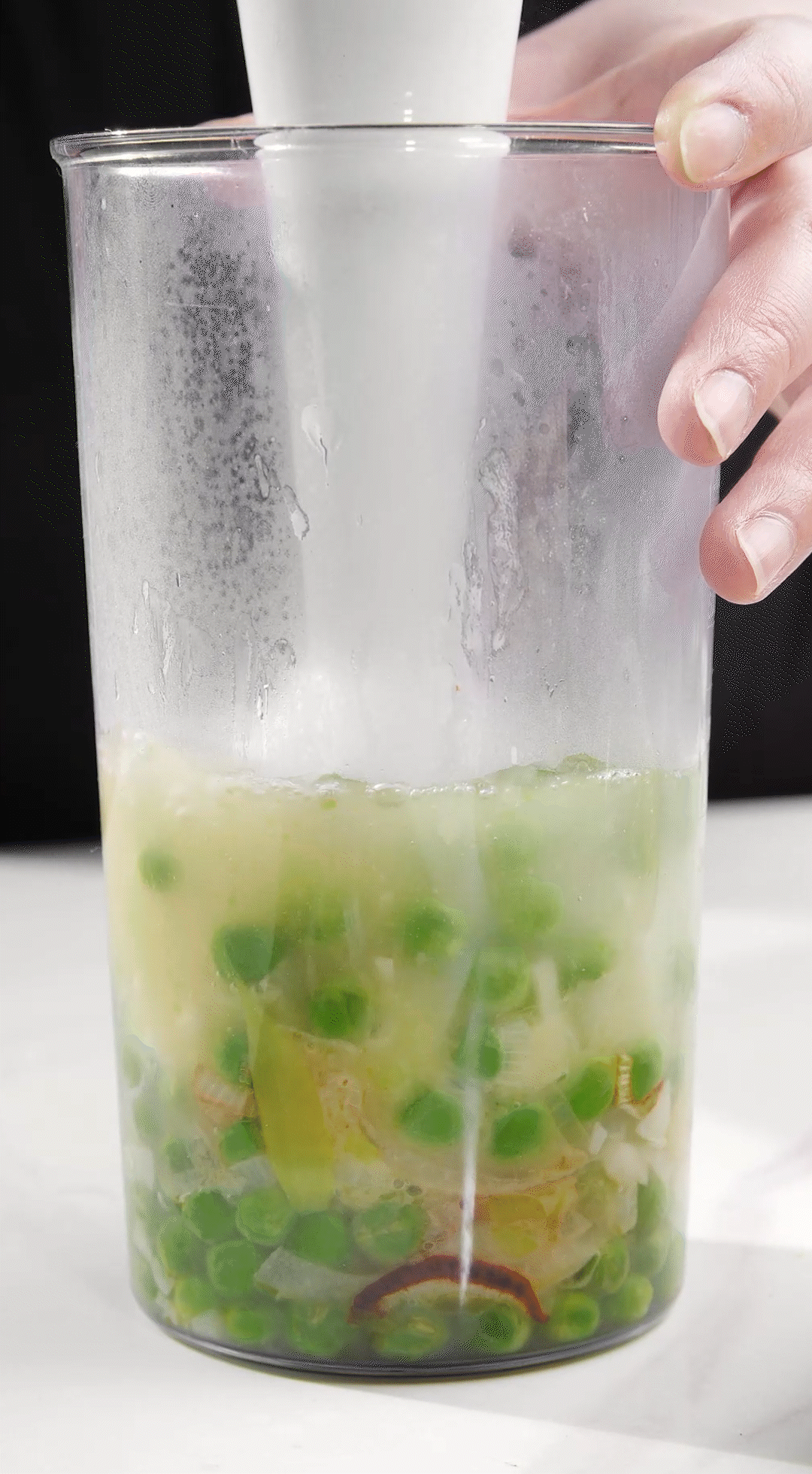 炒好的蔬菜+高湯或熱水，倒入破壁機(jī)攪打細(xì)膩絲滑即可。