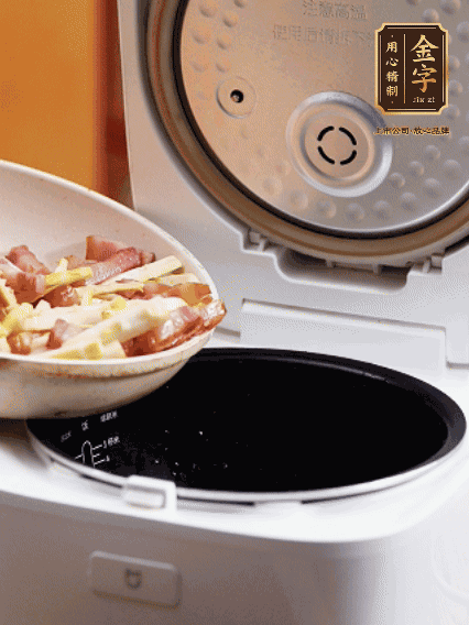 和洗凈的大米一起倒入電飯煲，攪拌均勻。水剛好沒過大米