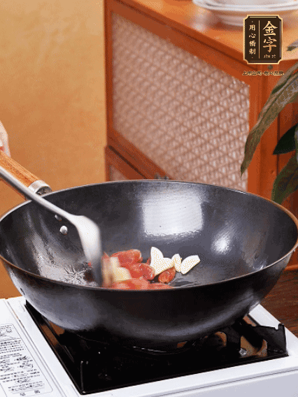 熱油，香腸微微煸出香味，加蒜片、小米辣