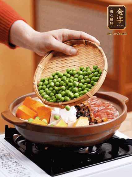 再鋪上臘腸、醬油肉、豌豆，小火煲6分鐘
