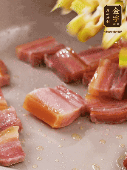 再放春筍翻炒一下，倒入砂鍋中，加適量的熱水，大火燜煮6分鐘