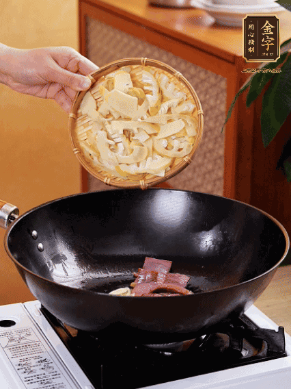 油熱，下蒜末、火腿煸炒出香味，再下筍片微微翻炒