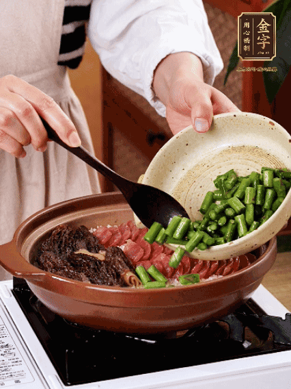 鋪上金字香腸、羊肚菌、蘆筍，蓋蓋子燜7分鐘