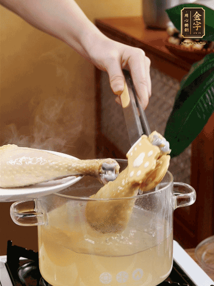 雞腿冷水下鍋，加蔥姜焯水，洗凈備用