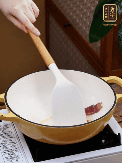 油熱，姜絲、火腿微微煸出香味