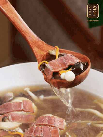 加羊肚菌、雞縱菌、蟲草花、海鮮菇、白玉菇再煮20分鐘