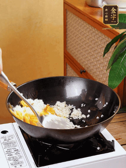 3個(gè)雞蛋攪成蛋液，下鍋煎至5成熟