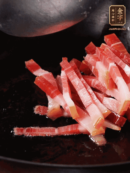 豬油潤鍋，下火腿煸香