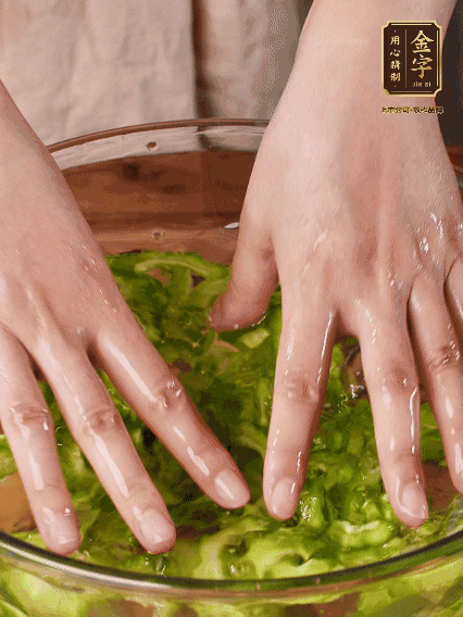 苦瓜去瓤切片，用鹽腌20分鐘，反復(fù)洗凈去苦味