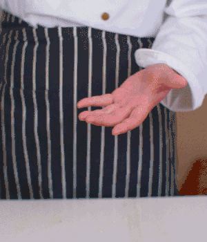 小蔥切碎，淡火腿切碎。