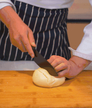 饅頭表面切出1cm左右的網(wǎng)格。