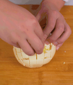 在縫隙里塞適量馬蘇里拉奶酪、再塞入淡火腿碎。