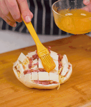 放在烤盤上，表面先刷一層玉米油，再刷一層蛋黃液。