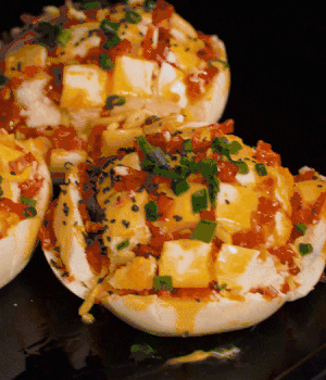 灑適量小蔥和黑芝麻，放入預熱的烤箱180度15分鐘。