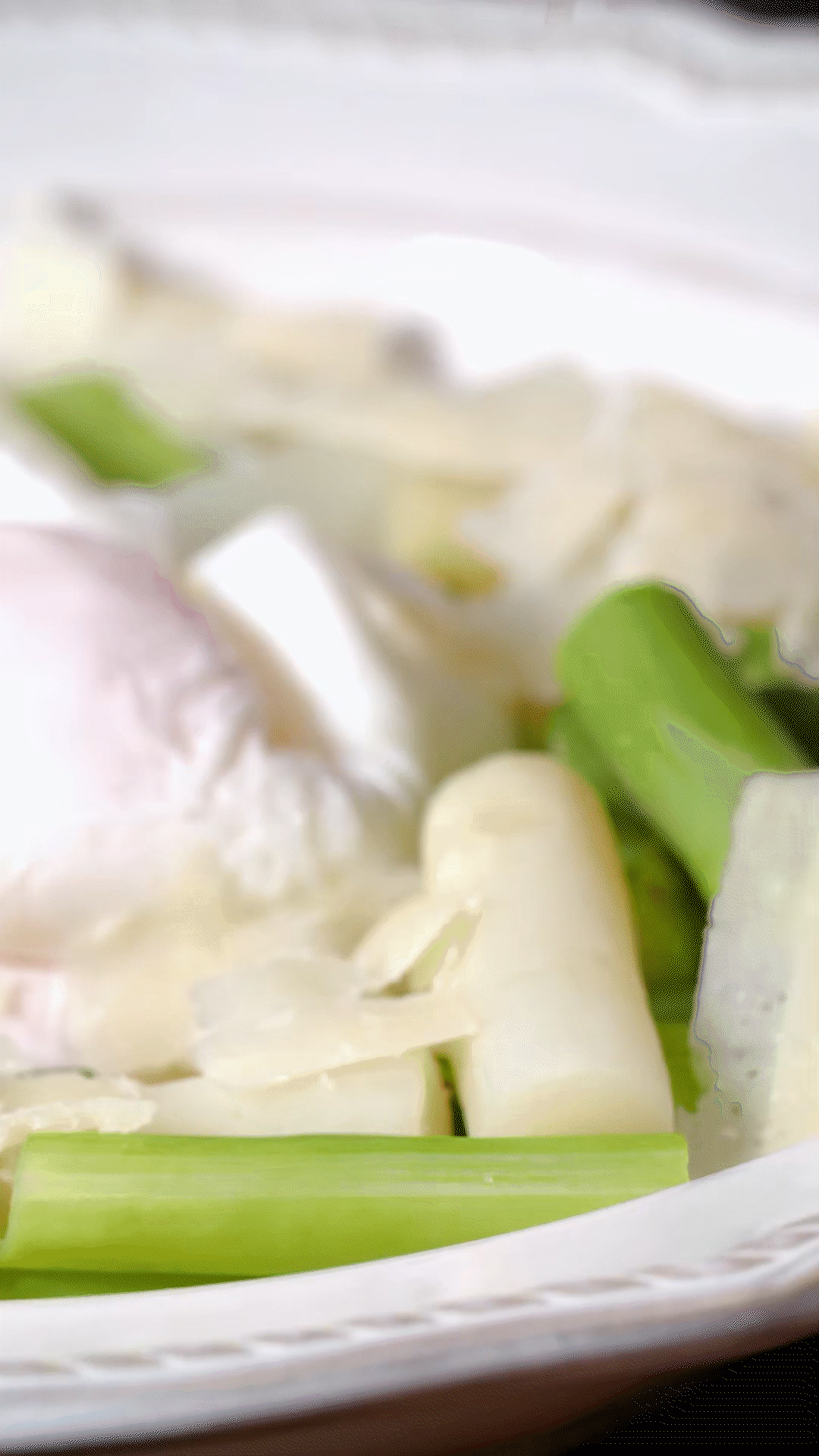 盤中放上蘆筍和雞蛋后，刨上適量干酪
