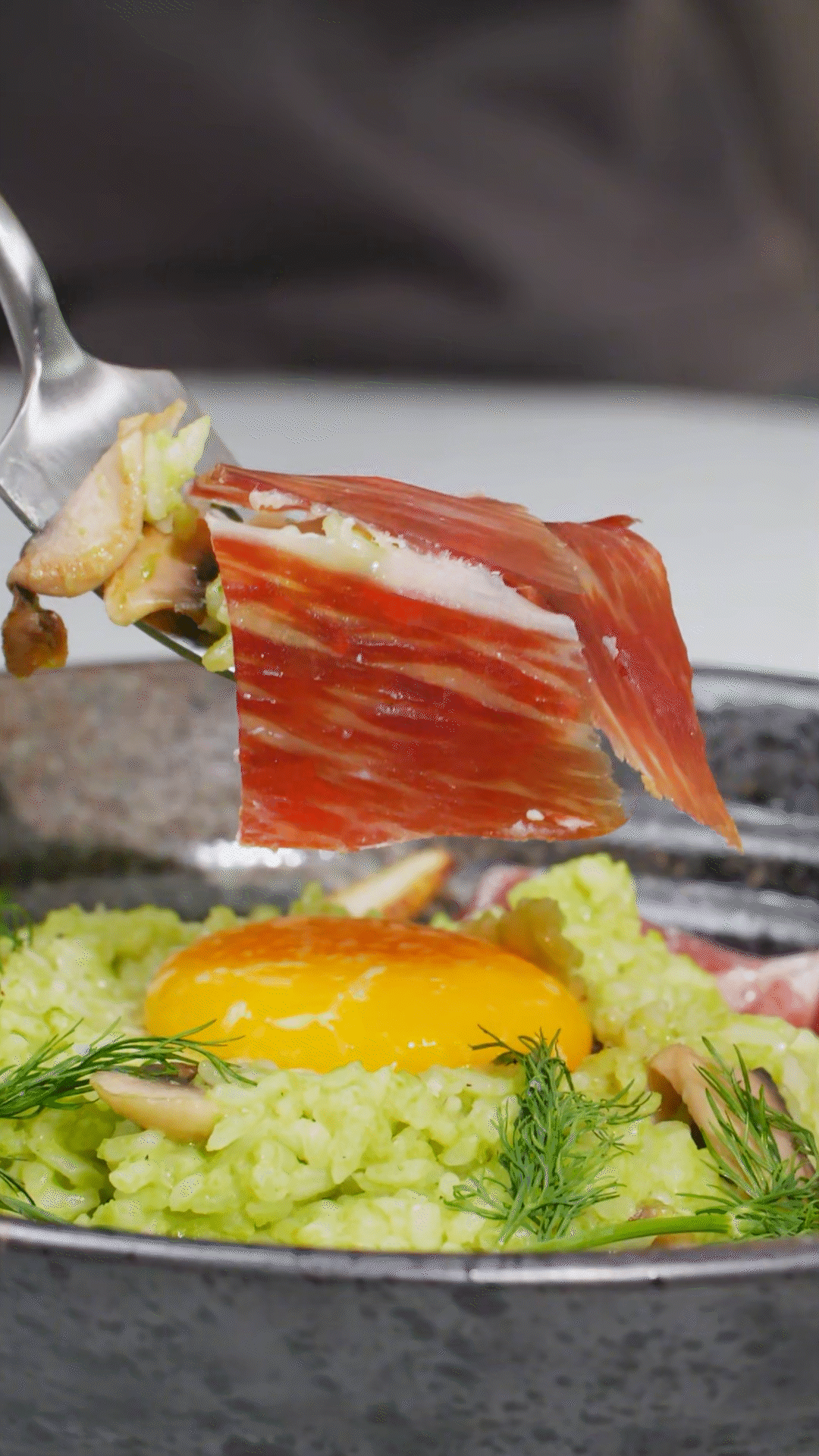 沿著碗邊依次放上：巴瑪火腿、玉米筍、蒔蘿