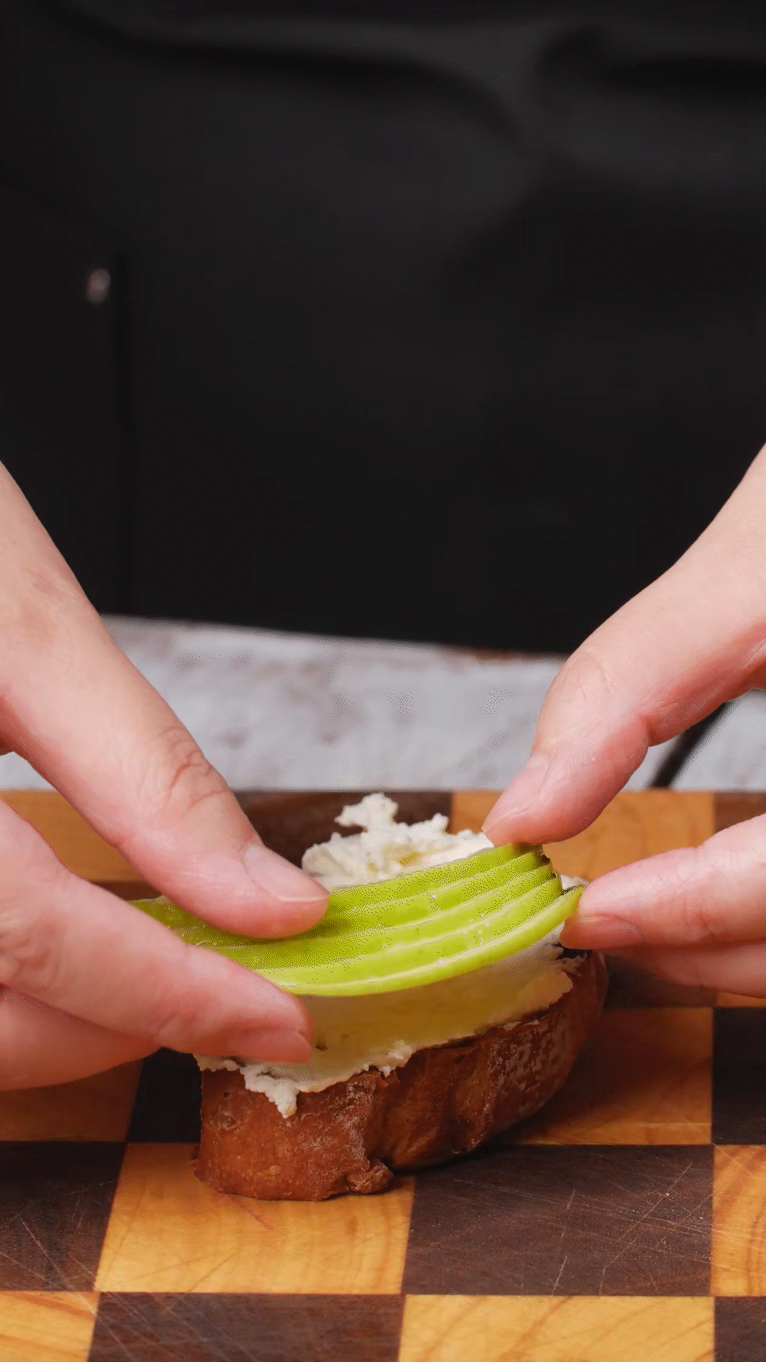 歐包抹上奶酪依次放上：蘋果、梨、藍莓
