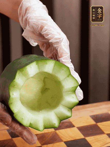 將小冬瓜洗凈，頂端切開去瓜瓤，改刀切口呈鋸齒狀