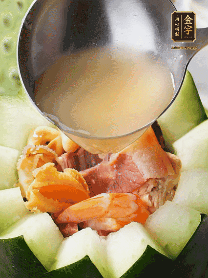 煮好后，盛入冬瓜盅。放入鍋中，可繼續(xù)燉煮，越燉越有味