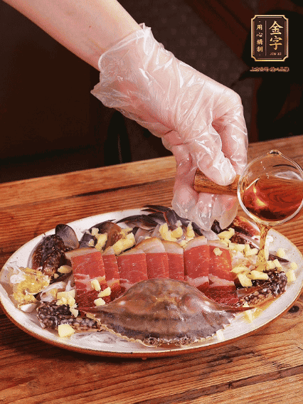 冷水上鍋蒸12分鐘（具體看蟹的大?。詈笕錾鲜[絲、澆上熱油即可