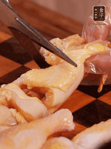 土雞處理干凈，切成大塊，加蔥姜、花雕酒、鹽腌制10分鐘