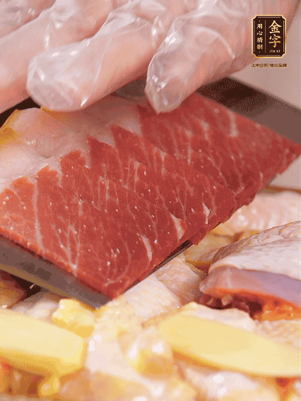 碼上金字火腿片，上鍋蒸足40分鐘