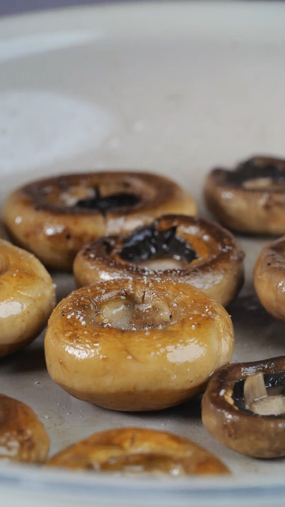 鍋內(nèi)放橄欖油，將口蘑煎至兩面微微焦黃，用黑胡椒海鹽調(diào)味