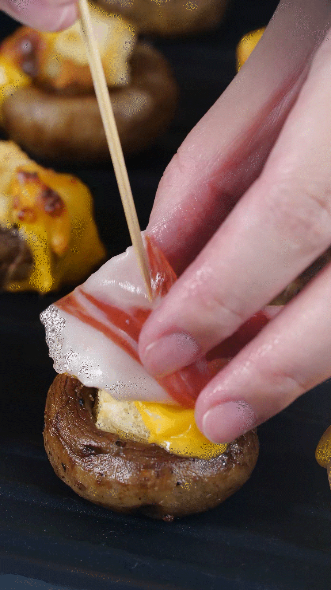 將火腿卷一卷，放在最頂部，插上竹簽