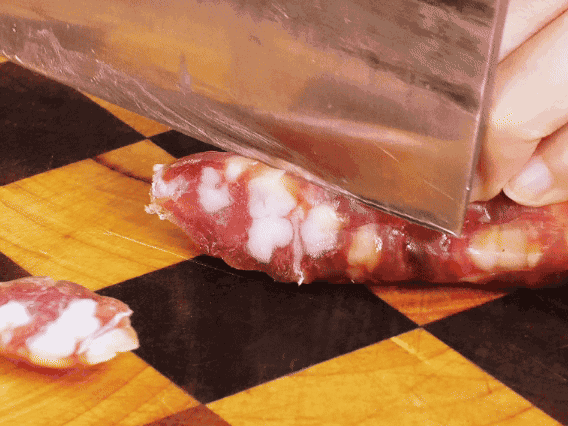 香腸少油煸出香味，下南瓜、板栗、香菇翻炒。2勺生抽、1勺老抽、1勺蠔油、1勺鹽、半勺糖調(diào)味