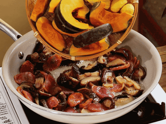 清洗好的大米放入電飯鍋，加裹滿醬汁的食材，再加剛好沒過食材的水，攪拌一下