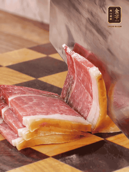 金字火腿切片，溫水浸泡5分鐘；肉皮泡發(fā)，切成小塊。