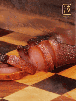 金字醬肉，煮熟切條；蓮藕去皮，切成條狀，焯水2分鐘