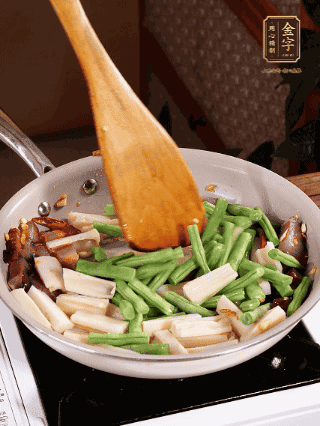 加少許生抽、蠔油、料酒、雞精調(diào)味，少許清水燜2分鐘，炒至豆角皺皮即可