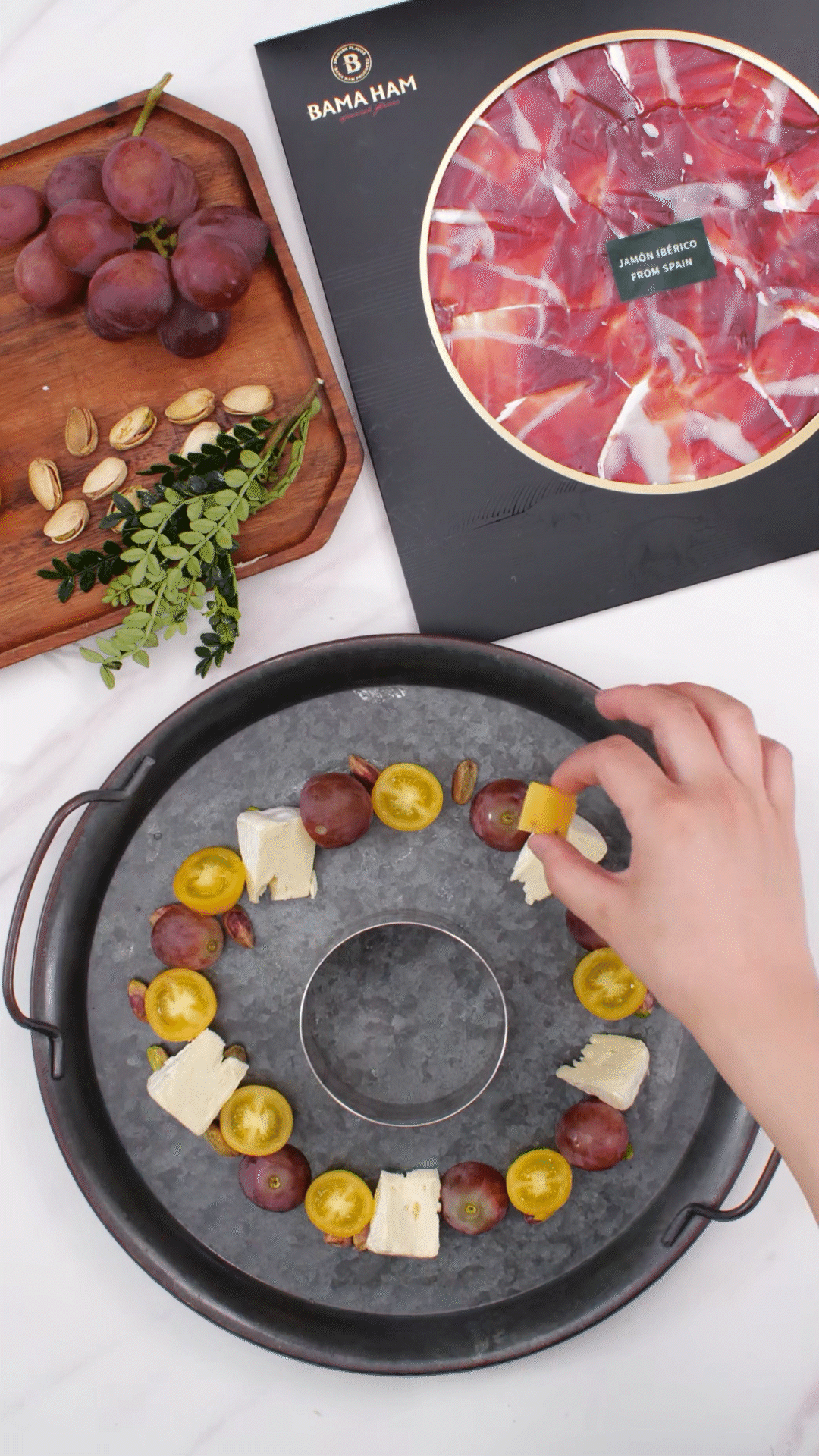 準(zhǔn)備一個大盤子，中間放上模具（或是一個空碗）預(yù)留空位，沿著磨具把食材擺盤成花環(huán)裝