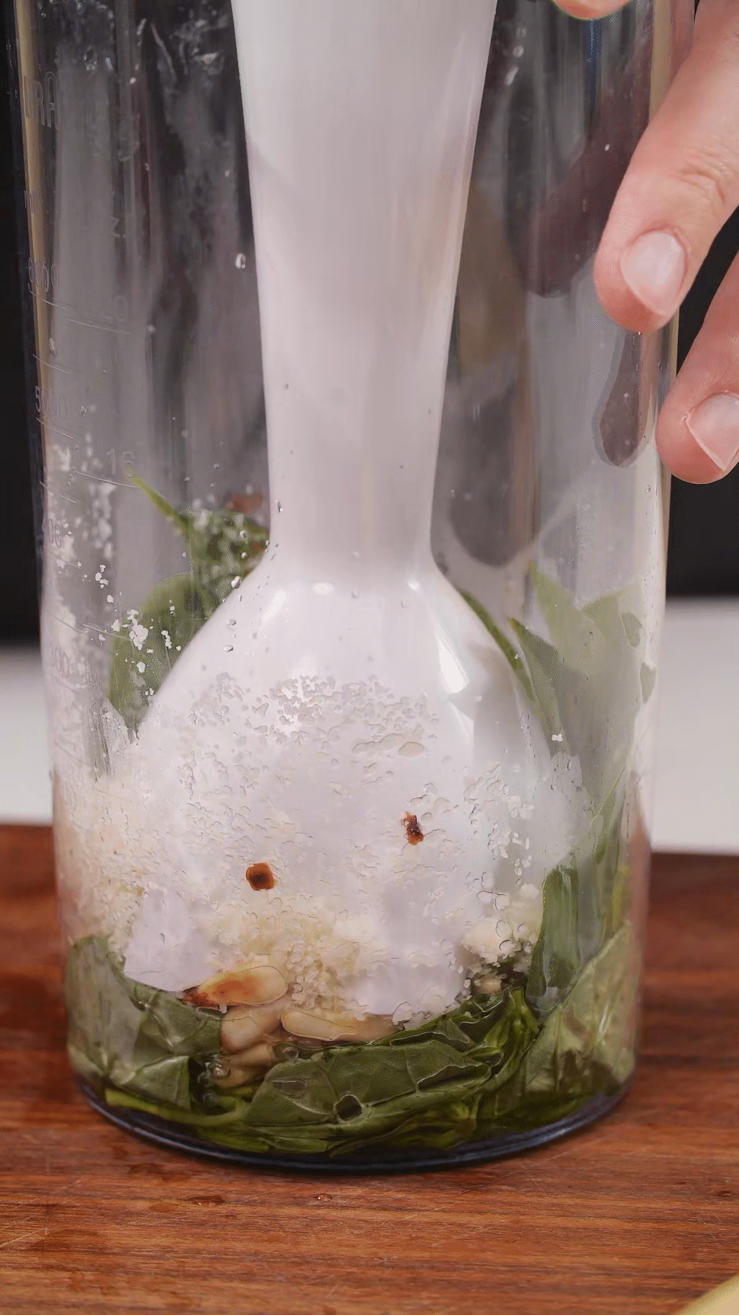 青醬制作：將羅勒去梗，只保留葉片，放入料理機(jī)
